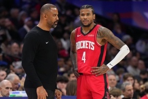 媒体人：火箭阵容能做出的调整有限 对手都研究透了火箭的三板斧