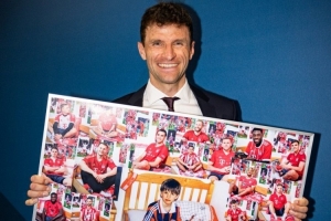 送别传奇！拜仁社媒晒球员集体模仿穆勒照片：我们都是穆勒