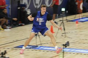 西部高管：弗拉格才18岁就很全能 他是建队基石以后会进最佳阵容