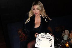 是谁？旺达：我正和一位踢世俱杯的男孩聊天 单身让我害怕上瘾