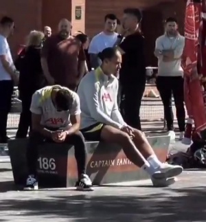 难过💔萨拉赫、范迪克在安菲尔德球场外缅怀若塔兄弟