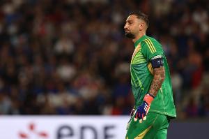 巴黎各项赛事此前8场被射门60次仅丢1球，本场比赛半场就丢了3球