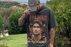 致敬传奇！特奥社媒晒身穿马尔蒂尼主题T恤照片