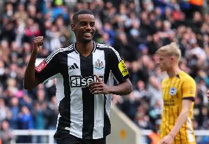 记者：利物浦获悉伊萨克正考虑转会，新月准备提交超1.3亿镑报价