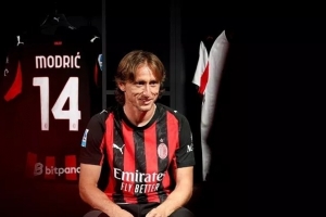 米体：魔笛下周一举行加盟米兰后首次发布会，周二下午随队训练