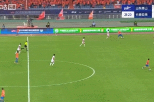 技术优势！瓦科边路1v2过人后被拉拽放倒，制造对手黄牌