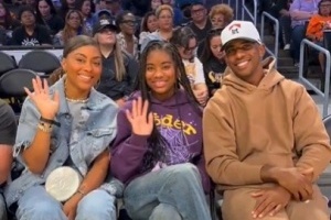 松弛感！WNBA官推晒保罗及其家人现场观战洛杉矶火花比赛