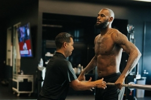 Skip：偶遇老詹的训练师 以为他要骂我 但他很友善还主动找我搭话