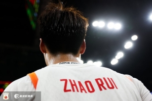 老铁！媒体人打趣赵睿：中国队长什么都好 就是太爱哭了 抱一抱