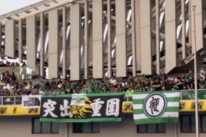 一路追随！京媒：远征西海岸的国安球迷达1800人左右