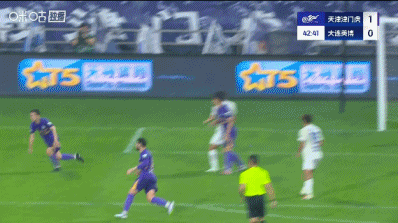 看着都疼！李永佳头部挡出对方劲射，随后倒地&队医进场治疗