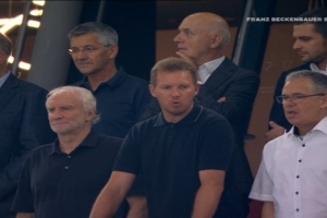 德超杯决赛拜仁vs斯图加特，德国国家队主帅纳格尔斯曼现场观战