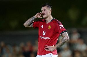 放弃高薪💰️罗马诺：新月愿给舍什科更多，但球员选择加盟曼联