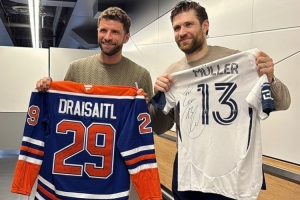 穆勒与德国冰球选手德赖塞特尔合影，两人社媒互称传奇