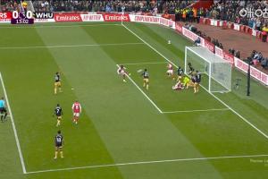 枪手错失领先！约克雷斯包抄没打正，埃泽面对空门凌空踢飞