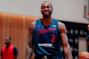 氛围真不错！快船官方今日训练照：全员面带笑容 哈登&保罗嬉戏