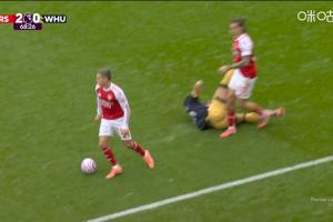 帕奎塔倒地后蹬踹卡拉菲奥里，被出示黄牌