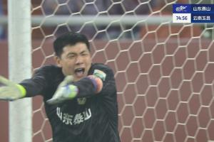 王大雷怒了！约尼查击中泰山横梁，王大雷对后防非常不满意