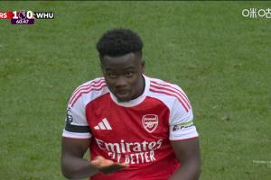 挂彩了！萨卡争球时被对手打脸，鼻血出血