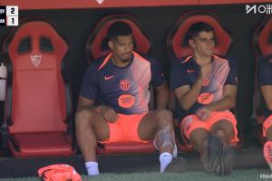 疑似出现伤情！被换下的阿劳霍左小腿缠着冰袋