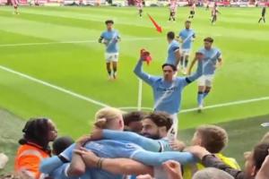 👀细！罗德里庆祝时招呼两名队友留在对方半场，防止对手开球