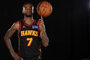 替补高效！亚历山大-沃克半场5中4拿到10分2助1断