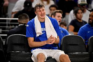 弗拉格：我以前从未接触过大个子阵容 我和浓眉都能胜任后卫位置