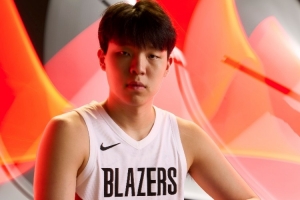 勇士记者：站在霍福德和追梦身边杨瀚森就像一座大山