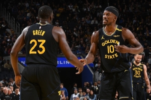 勇士呢？上支有4位35岁以上首发的球队是2000年爵士 取得53胜29负