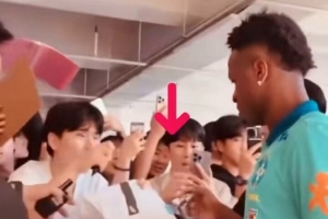 人气很高！维尼修斯巴西队训练之前为球迷签名