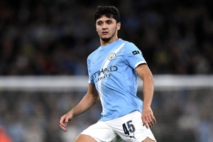 邮报：曼城有可能在冬窗就补强右后卫，将视胡桑诺夫发展情况而定