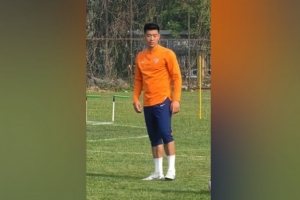 记者：冯伯元已回归青岛海牛，昨天下午参加了球队的训练课