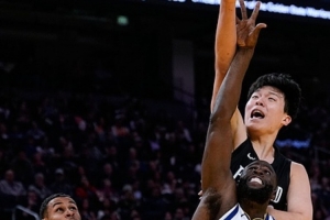 队记：第四节开拓者可多围绕杨瀚森来打战术 把球给他去尝试组织