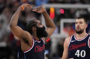 专注喂饼！哈登半场仅3次出手命中1球 送10次助攻另有3分5篮板