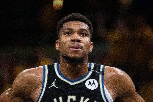 和字母哥打球体验如何？特纳：完全不同 他让所有人变得轻松