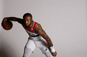 只打了9分钟效率还不错！惠特摩尔4中3得7分2板2助