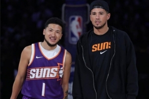 本尊认可！布克晒与“中文布克”合影以及后者投篮视频：继续投