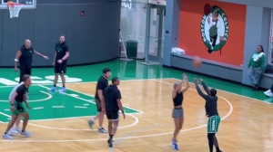 人干事？绿军教练57比4暴打记者队！哨响后马祖拉握拳庆祝🤣