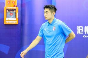 记者：申花今天飞赴青岛 阿苏埃等四将陆续归队 联赛冲刺有喜有忧