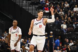 老炮真香！保罗上半场串联替补9分钟9助 全场正负值+24！