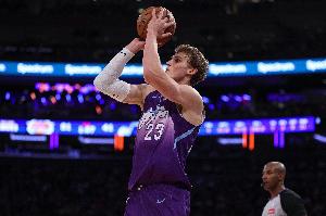 砍分串联一把抓！马尔卡宁首节5中4高效拿下9分3助1帽