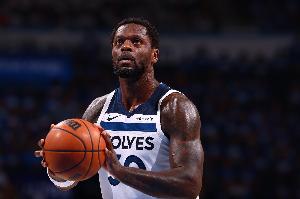 稳定输出！兰德尔半场出战17分钟 12中6拿到14分5板3助2断