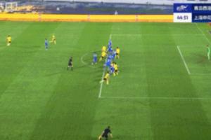 真没越位啊！张呈栋暴怒原因：球队任意球配合，边裁第一时间举旗