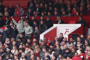 难受啊！马雷斯卡在看台激情庆祝进球，而森林老板就在一旁👀