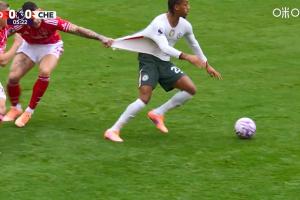 衣服质量真好！佩德罗丝滑转身过人，被对方扯住球衣放倒