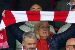 🤣看光头识人！马雷斯卡看台上观战，被球迷的围巾挡住脸了