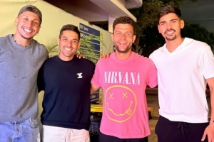 短暂休息，马德鲁加晒和克雷桑合影：无论场上场下都是最高水平