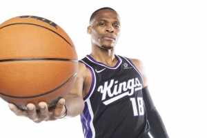 尤班克斯赞威少：他一进更衣室我们就感觉到了不一样的能量