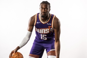 布克：我非常喜欢马威 他充满活力具备优秀内线的一切特质