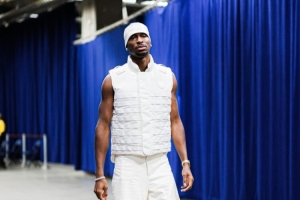 穿搭MVP回归！亚历山大入场穿搭一身全白装扮